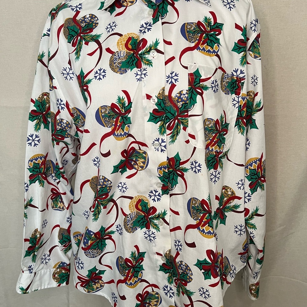 Cabin Creek Christmas Button Up Shirt All Over Pattern Snowflake Ornaments L